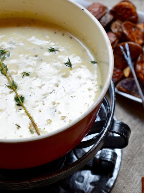 Gruyere Fondue Recipes, Diy Fondue Pot, Gorgonzola Fondue, Gruyere Fondue, Crockpot Fondue, Easy Fondue Recipes, Easy Fondue, Fondue Dinner, Warm Appetizers