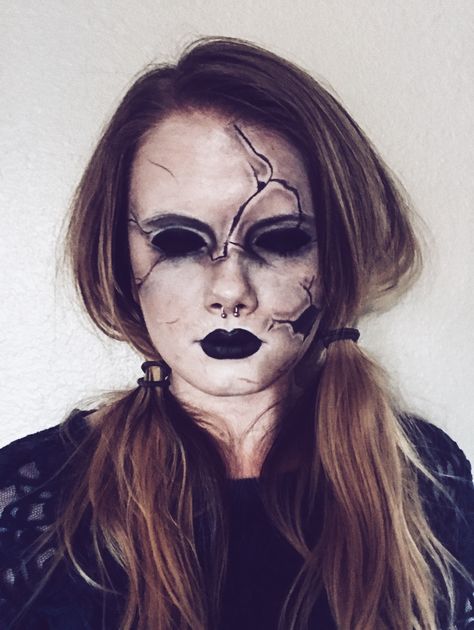 Creepy Halloween Face Paint, Halloween Creepy Doll Makeup, Halloween Makeup Doll Scary, Creepy Doll Face Makeup, Doll Makeup Scary, Scary Doll Makeup Halloween, Haunted Doll Makeup, Mummy Halloween Makeup, Halloween Doll Makeup