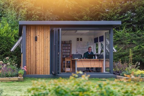 Tiny Garden Office, Outside Office, Small Office Building, Small Garden Office Ideas, Backyard Office Studio, Garden Office Interior, Outdoor Office Shed, Garden Office Ideas, Garden Office Shed