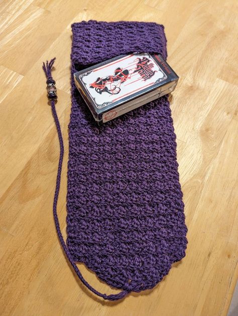 Pattern from: https://tarotreadingsfromabitch.wordpress.com/2017/12/10/tarot-mat-with-pocket-crochet-pattern/ Crochet Tarot, Crochet Keychain Pattern, Halloween Crochet Patterns, Crochet Fashion Patterns, Quick Crochet, Plush Pattern, Weaving Projects, Crochet Keychain, Halloween Crochet