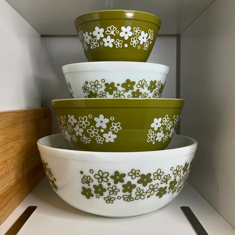 #fullsetsunday will my beloved spring blossom and Amish butterprint. Spring Blossom Pyrex, Pyrex Spring Blossom, Dishware Sets, Inexpensive Christmas Gifts, Mixing Bowl Set, Spring Song, Pyrex Mixing Bowls, Crazy Daisy, Pyrex Bowls