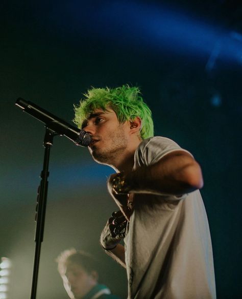 Awsten Knight Green Hair, Green Mnm, Green Hair Guy, Otto Wood, Waterparks Band, Mr Knight, Water People, Awsten Knight, La Dispute