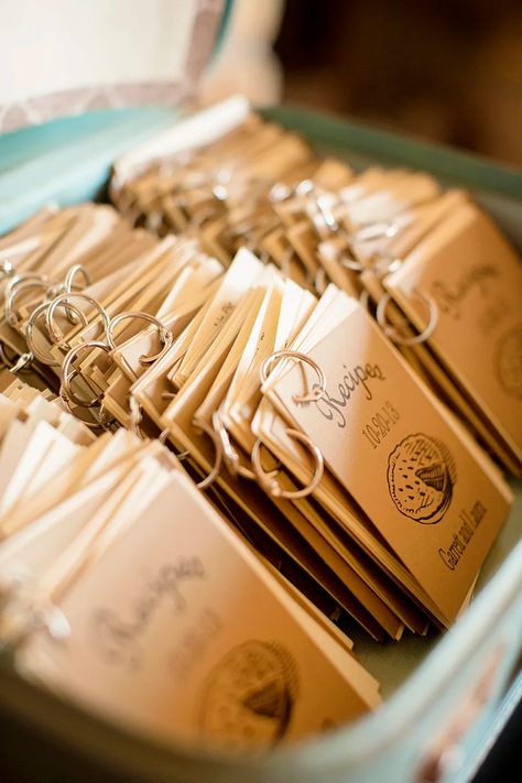 Kids Wedding Favors, Book Favors, German Wedding, Books Wedding, Creative Wedding Favors, Wedding Favors And Gifts, Boda Diy, Baby Shower Bbq, Wedding Favors Cheap