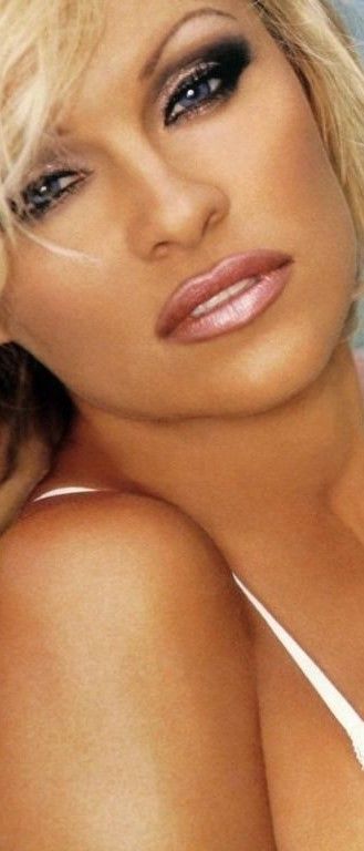 Pamela Anderson Lip Combo, Pamela Anderson Makeup, Debs Makeup, 2000 Vibes, Pamela Andersen, 90s Makeup Look, Pam Anderson, 90s Makeup, Lip Tutorial