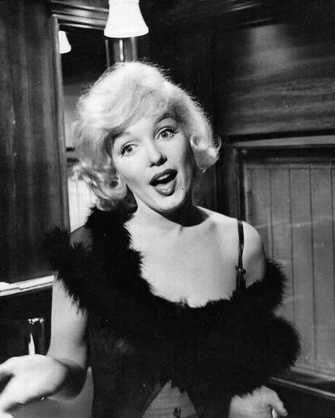 Marilyn on the set of Some Like it Hot, 1958. Some Like It Hot, Classic Hollywood, Marilyn Monroe, Podcast, Hollywood, Film, White, Black