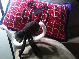 Spiderman pillow Free Crochet Spiderman Blanket Patterns, Crochet Hanging Spiderman Pattern, Spiderman Pillow Crochet, Crochet Marvel Pillow, Crochet Baseball Pillow, Spiderman Room, Pillow Inspiration, Red Suit, Crochet For Boys