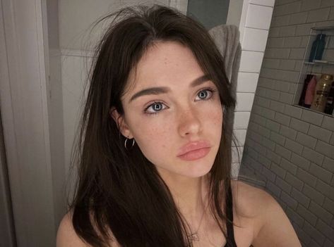 Brown Hair Blue Eyes Girl, Blue Eyes Aesthetic, Brunette Blue Eyes, Keeping 13, Woman With Blue Eyes, Binding 13, Boys Of Tommen, Blue Eyed Girls, Brown Hair Blue Eyes