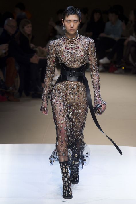 Alexander Mcqueen Ready To Wear, Mcqueen Fashion, Vogue Australia, British Vogue, Fashion 2018, 가을 패션, Fashion Show Collection, Fall 2018, Mode Inspiration