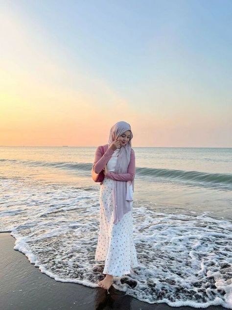 Ootd Hijab Ke Pantai, Beach Outfit Hijab, Bali Ootd, Creative Beach Pictures, Outfit Ngampus, Hijab Fashion Summer, Mix Match Outfits, Summer Picture Poses, Zara Skirt