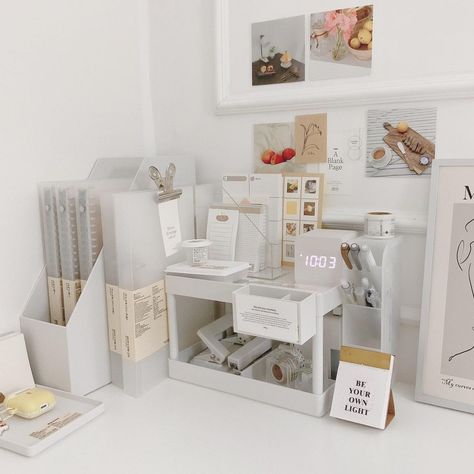 Room Ideas Aesthetic Desk, Desk Organisation, Study Desk Decor, Desk Layout, Desk Inspo, Desk Inspiration, White Desk, Desk Makeover, Study Room Decor