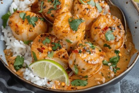 Curried Scallops Recipe, Spicy Coconut Curry Scallops, Coconut Curry Scallops, Asian Scallop Recipes, Curry Scallops Recipe, Thai Scallops, Scallop Curry, Curry Scallops, Spicy Scallops