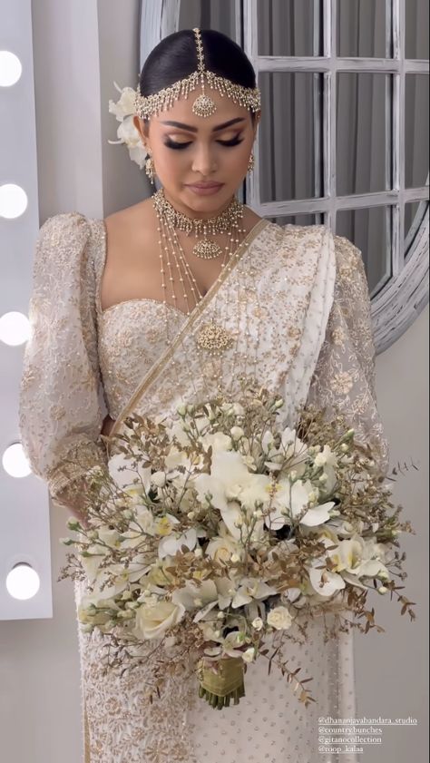 Wedding Saree Sri Lanka Brides, Kandian Bride Sri Lanka, Wedding Songket, Buddhist Wedding Dress, Bride Reception Outfit, Saree Couple, Kandian Bride, Sri Lanka Wedding, Bridal Maid Dress