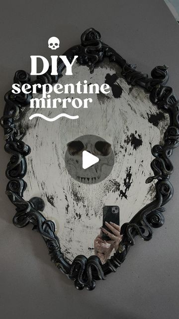 Spooky Mirror Diy, Halloween Mirror Diy, Creepy Mirror, Halloween Mirror, Gothic Mirror, Diy Skulls, House Decor Ideas, Diy Mirror, Frame Art