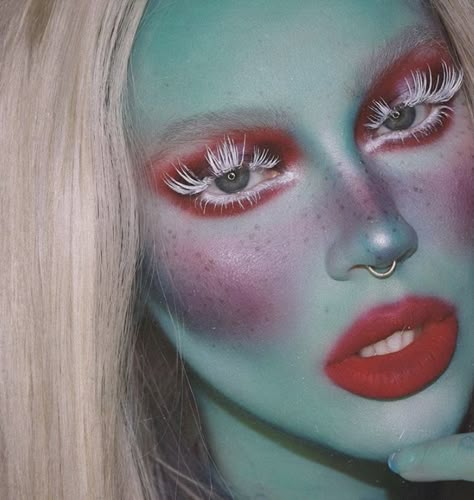 Alien Housewife Costume, Alien Costume Women Diy Make Up, Face Paint Alternative, Alien Core Aesthetic Outfits, 60s Alien, Alien Makeup Looks, Alien Outfit, Alien Makeup, Drag Make-up