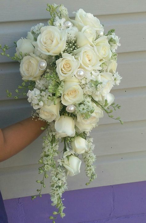 Draping Bride Bouquet, Bride Bouquets White Elegant Cascade, Cascade Rose Bouquet, White Waterfall Bouquet, All White Bridal Bouquet Cascading, Wedding Bouqette Of Flowers, Bridal Flower Ideas, Bride Bouquets Cascade, 2023 Bouquet Trends