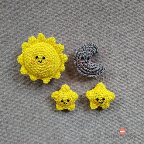 Crochet Moon Pattern Free, Colorful Amigurumi, Applique Animals, Crochet Moon, Crochet Baby Mobiles, Mobile Crib, Crochet Teddy Bear, Moon Pattern, Crochet Amigurumi Free Patterns