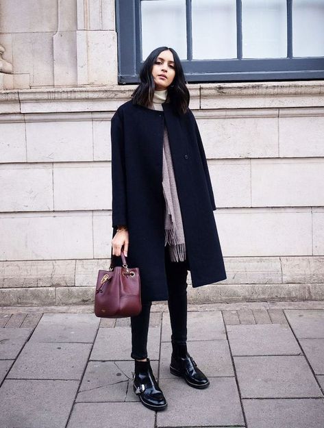 The London Girl We Follow for Expensive-Looking Outfit Ideas Navy Coat Outfit, Navy Pea Coat, Winter Coat Outfits, London Look, Navy Coat, Coat Outfit, London Street Style, Coat Outfits, 가을 패션