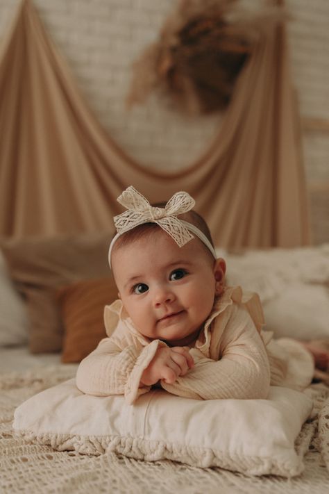 6 Month Theme Pictures, 6 Month Photoshoot Babygirl, 6 Mo Photo Shoot, 4 Months Photoshoot Ideas, Toddler Newborn Photoshoot, Baby Six Months Photography, Baby Girl Monthly Photoshoots, 5months Baby Photoshoot Ideas, Baby 7 Month Photoshoot