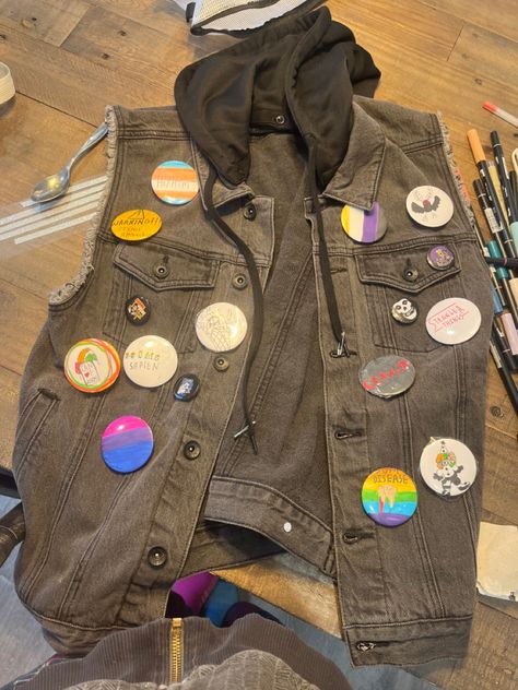 Crust Vest Ideas, Fall Punk Denim Jacket With Pockets, Cropped Battle Vest, Queer Battle Jacket, Crust Vest, Crust Punk Vest, Fitted Punk Denim Vest, Cringe Compilation, Punk Vest