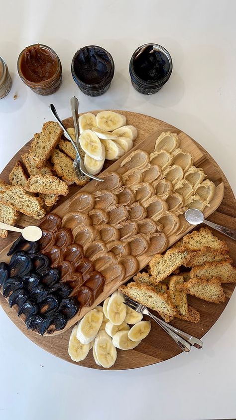 Spring Butter Board, Butter Charcuterie Board Ideas, Butter Boards Charcuterie, Butter Charcuterie Board, Buttercream Boards, Butter Board Charcuterie, Cookie Charcuterie Board, Buttercream Board, Oreo Cookie Butter