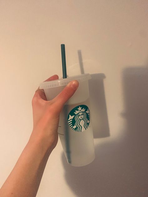 Starbucks Cups Aesthetic, Aesthetic Starbucks Cup, Starbucks Cup Aesthetic, Kaffee Aesthetic, Aesthetic Gadgets, Cups Aesthetic, Aesthetic Wishlist, Cup Aesthetic, Starbucks Drinks Diy