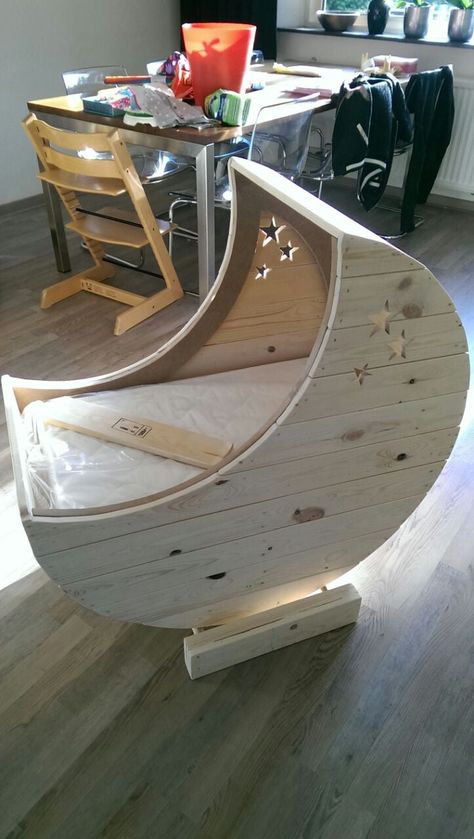 Moon Crib, Diy Rocking Chair, Baby Crib Diy, Diy Crib, Baby Ruth, Baby Moon, Jig Saw, Baby Driver, Diy Baby Furniture