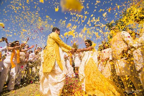 A_A Udaipur_by Sam _ Ekta_0013 Haldi Photography Ideas, Haldi Photoshoot, Indian Wedding Poses, Pre Wedding Shoot Ideas, Bride Pictures, Indian Wedding Photography Poses, Wedding Couple Poses Photography, Candid Wedding Photos, Flower Shower