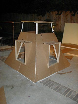 Diy Theater Stage, Diy Haunted House Props, Cardboard Props, Halloween Haunted House Decorations, Cardboard Costume, Haunted House Diy, Theatre Props, Diy Props, Halloween Graveyard