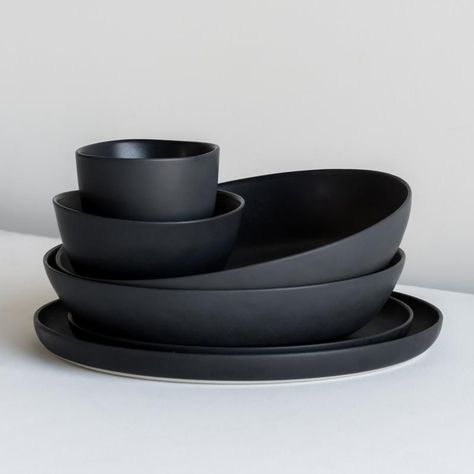 Black Dishes, Assiette Design, Kitchen Decor Collections, Crockery Design, Kitchen Plate, Black Bowl, Set The Table, Kitchen Accessories Decor, Urban Nature