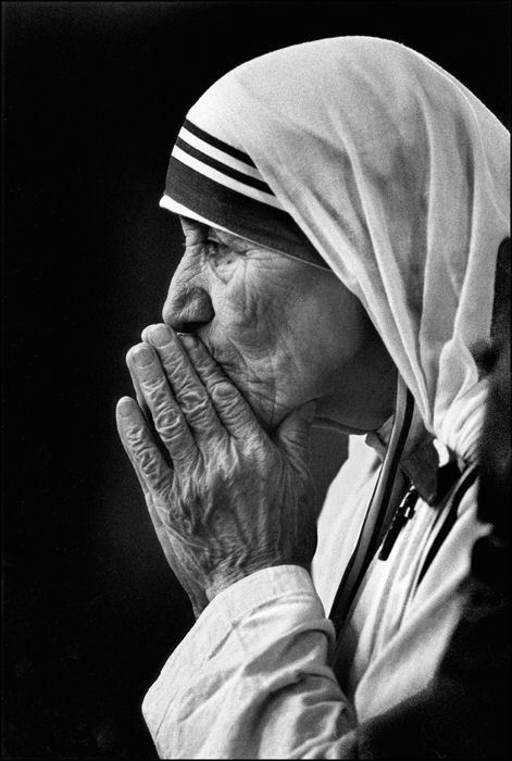 Saint Mother Teresa canonisation Sept 4 2016 Pray without ceasing. 1 Thessalonians 5:17 Mother Teresa Pictures, Mother Teresa Photos, Missionaries Of Charity, Saint Teresa Of Calcutta, Poverty And Hunger, Mother Teresa Quotes, Saint Teresa, We Are All One, Catholic Images