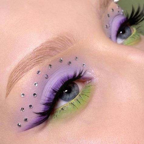 Purple And Green Makeup Looks, Spring Eyeshadow Looks, Maquillage Yeux Cut Crease, Makeup Ojos, Funky Makeup, Cute Eye Makeup, Graphic Makeup, Rave Makeup, Ethereal Makeup