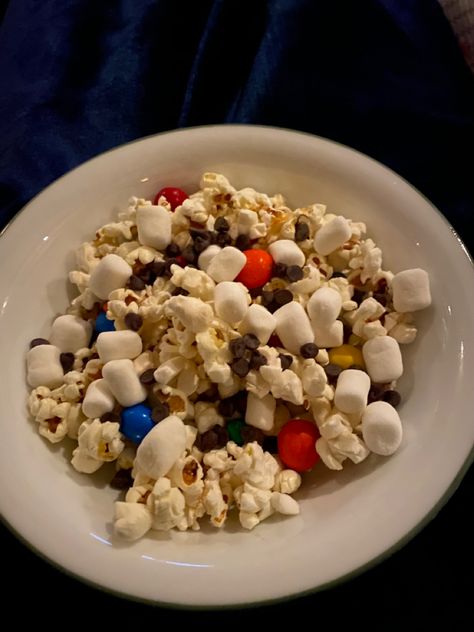 Popcorn With M&m, Popcorn And M&ms, Popcorn Bowl, Dessert Tea, Choco Chips, Fruit Dessert, Fruit Desserts, Sweet Treat, Pretty Food