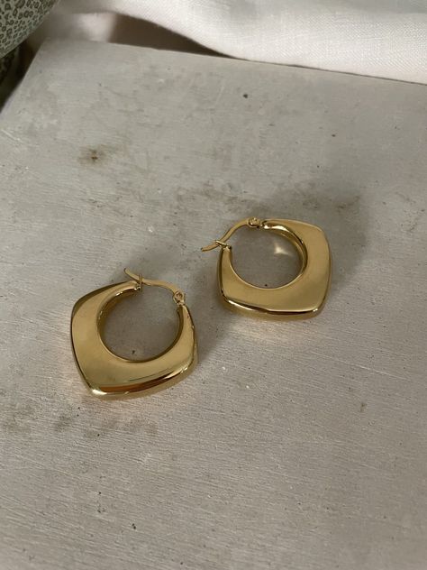 Everyday Gold Jewelry, Thick Gold Hoop Earrings, Thick Gold Hoops, Chandbali Earrings, Dope Jewelry, Classy Jewelry, Jewelry Lookbook, Classic Jewelry, Girly Jewelry