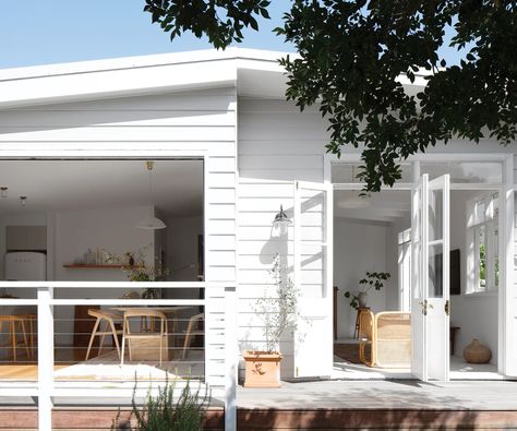 A colonial weatherboard given a contemporary renovation Hamptons House Exterior, Contemporary Colonial, Home Decor Sewing, Weatherboard House, Three Birds Renovations, Three Birds, Timber Deck, Beach Shack, Classic Kitchen