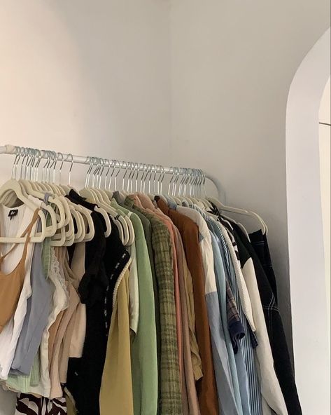 Clothes Rack Bedroom, Clothing Rack Bedroom, Cottage Core Room, Clothing Closet, Closet Rack, Neon Room, Old Room, Minimalist Room, Garment Racks