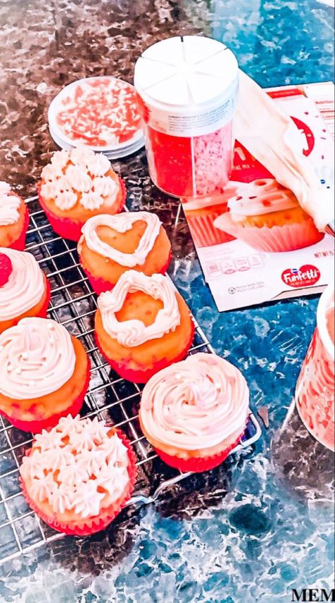 Get Off Ur Phone, Preppy Valentines, Valentines Day Pictures, Galentines Party, Go For A Walk, Dream Party, Food Drinks Dessert, Preppy Wallpaper, Cute Desserts