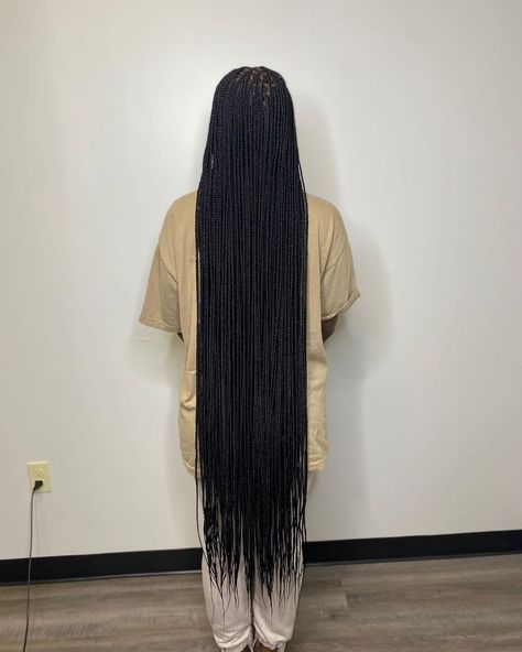 𝑯𝒐𝒖𝒔𝒕𝒐𝒏 𝑩𝒓𝒂𝒊𝒅𝒆𝒓𝒔 𝒌𝒏𝒐𝒕𝒍𝒆𝒔𝒔👑 on Instagram: “🖤Small medium knotless braids knee length 💃🏽💃🏽💃🏽 #Houstonbraider #katybraider #cypressbraider #sugarlandbraider #knotlessbraids…” Long Knee Length Braids, Small Knotless Box Braids Knee Length, Knee Length Braids For Black Women, Long Knee Length Knotless Braids, Small Knotless Knee Length, Smedium Knotless Box Braids Thigh Length, Floor Length Box Braids, Knotless Box Braids Knee Length, Extra Long Braids For Black Women