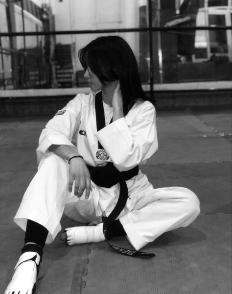 Karate Aesthetic, Tkd Girl, Boxer Aesthetic, Taekwondo Girl, Karate Martial Arts, Workouts For Women, Martial Arts Girl, Pencak Silat, Karate Girl