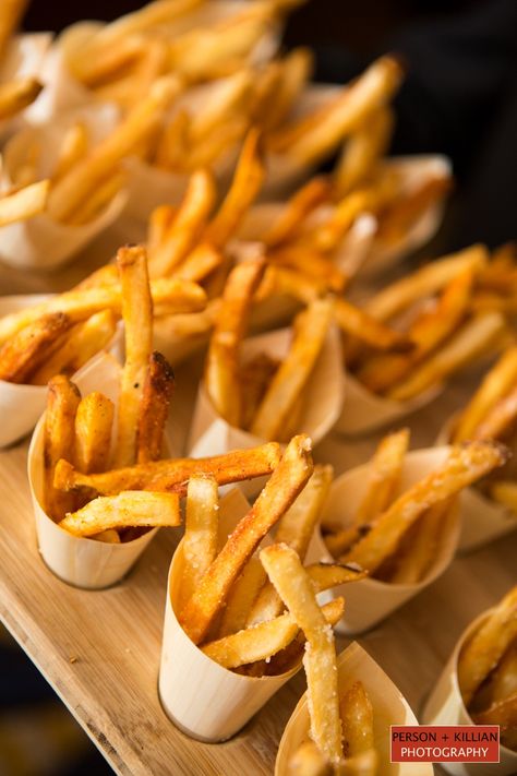 French Fries Wedding, French Fry Appetizers, Wedding Fries, French Fries Bar, French Fry Bar Wedding, French Fries Party, Fries Wedding, Burger Buffet, Wedding Table Snacks