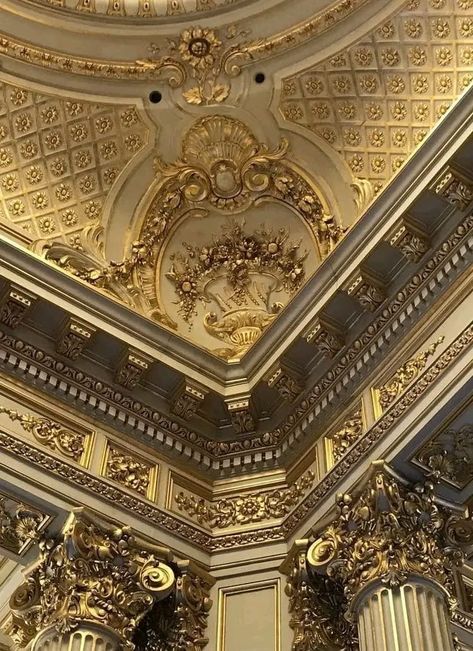 Facebook Palace Ceiling, Mansion Palace, Classic Interior Design Luxury, Palace House, Baroque Interior Design, Classic House Interior Design, Palace Interior, Castle Aesthetic, Ceiling Design Modern