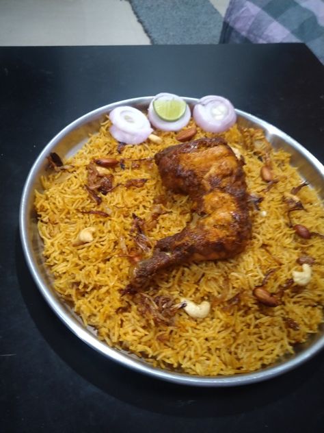 Chicken Mandi Chicken Mandhi, Mandi Food, Mandhi Rice, Chicken Mandi, Arabian Food, Breakup Picture, Mind Blowing Facts, Phone Wallpaper Quotes, Mind Blowing