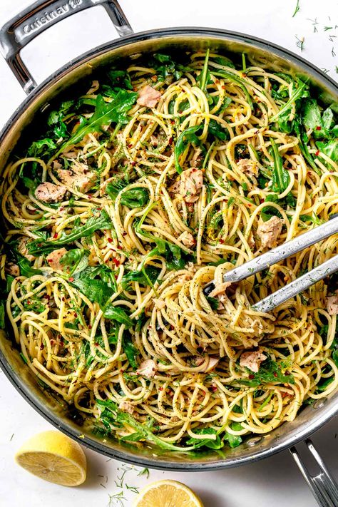 This tuna pasta with canned tuna, capers, lemon, and arugula couldn't be simpler to make and is full of bright and zesty flavors. Tuna Zucchini Pasta, Albacore Tuna Recipes, Tuna Zucchini, Quick Pasta Salad, Lobster Roll Recipes, Autumn Recipes Vegetarian, Tomato Nutrition, Tuna Salad Pasta, Tuna Pasta