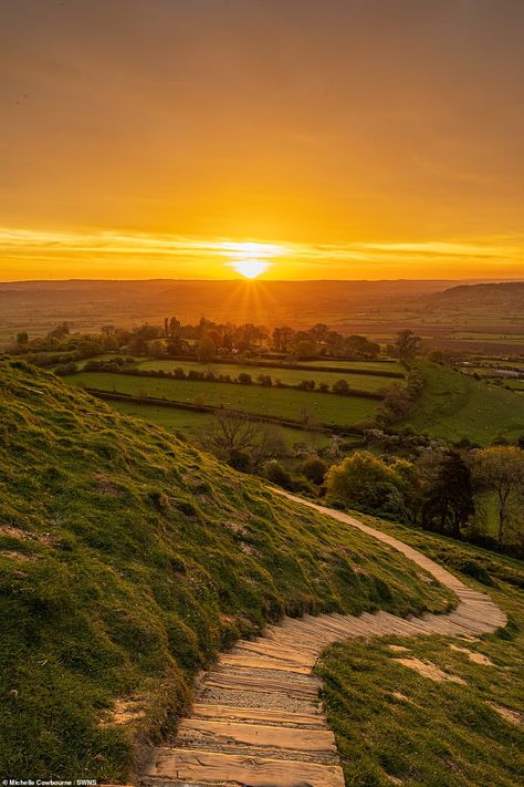 The sun rising over Glastonbury on Thursday morning as the bank holiday is set to begin wi... Zoom Wallpaper, Zicxa Photos, Good Morning Sun, Natural Aesthetics, Uk Beaches, Sunrise Pictures, Sunset Rose, Sun Rising, Thursday Morning