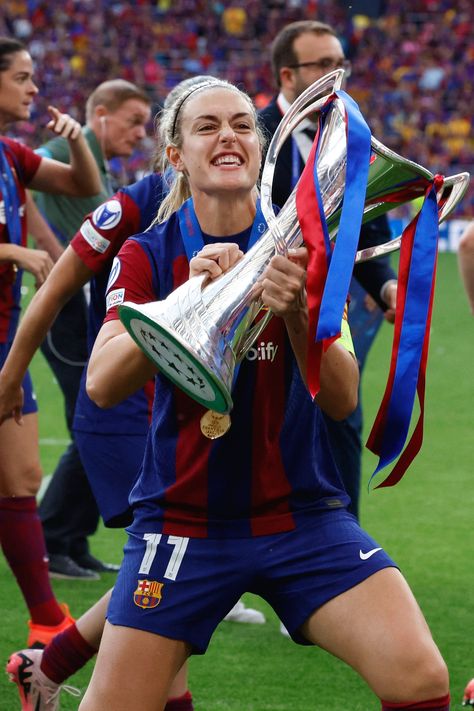 Women Football Players, Barca Women, Alexia Putellas And Her Girlfriend, Barcelona Women Football, Famous Cheerleaders, Barcelona Femeni, Barcelona 2023, Barcelona Laliga Trophy, Bronze Wallpaper