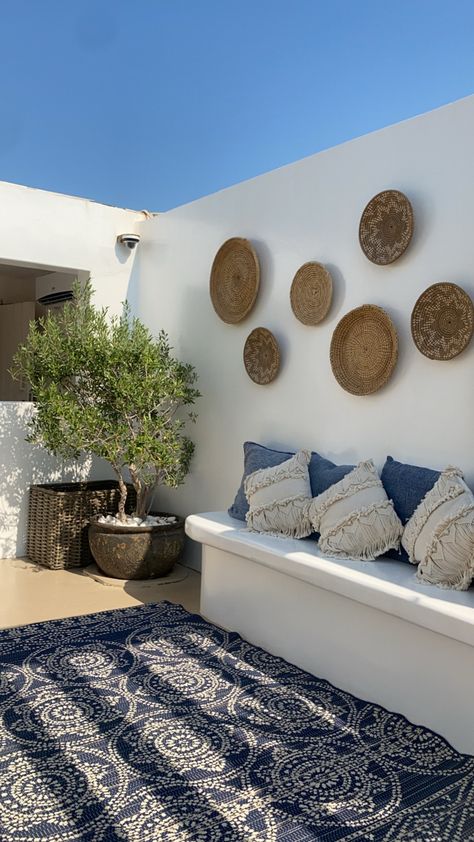 Greek Style Terrace, Greece Patio Ideas, Beach House Balcony Ideas, Greek Style Backyard, Greek Backyard Ideas, Bamboo Screen Garden, Menorca House, House Balcony Ideas, Beach Bungalow Decor