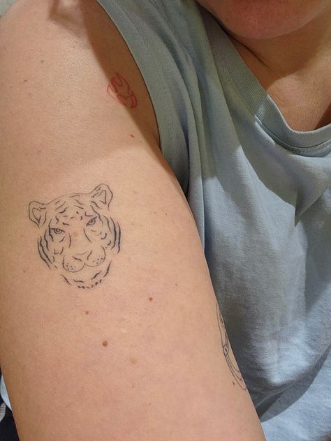 Tiger Fine Line Tattoo, Fine Line Lion Tattoo, Fine Line Tiger Tattoo, Small Tiger Tattoo, Tiger Head Tattoo, Leopard Tattoos, Face Lines, Tiger Tattoo, Fine Line Tattoos