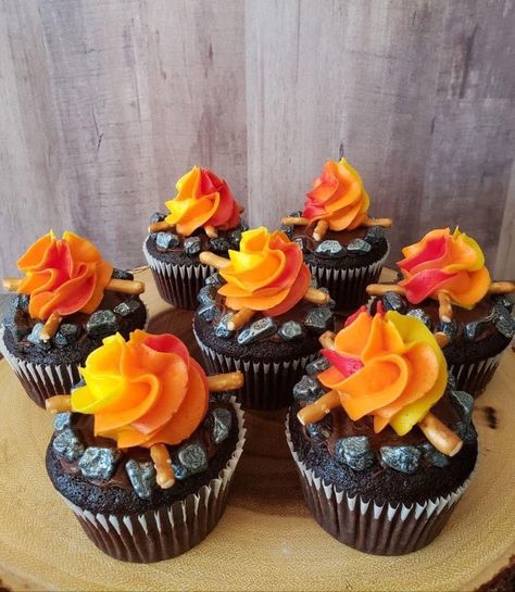 Cupcake Camping Theme, Fire Pit Cupcakes, Campfire Birthday Cake Ideas, 1st Birthday Camping Cake, Camp Cupcakes Ideas, Camping Theme Cupcake Ideas, Campfire Cupcakes Camping Birthday, Camping Theme Dessert Table, Camp Kikiwaka Birthday Party