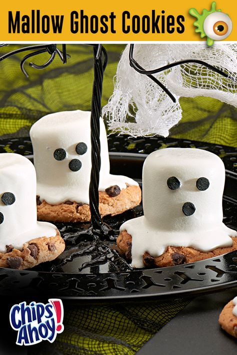 Spookify your party snacks with these treats! CHIPS AHOY! Mallow Ghost Cookies are hauntingly tasty and easy to make - perfect for any Ghostly Gathering this Halloween! Visit GhostessParty.com for more recipes, Halloween party ideas & printables. Halloween Pizza, Halloween Food Dinner, Cute Marshmallows, School Halloween Party, Spooky Snacks, Marshmallow Cookies, Ghost Cookies, Chips Ahoy, Best Sweets