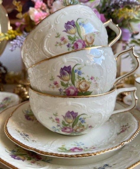 Kitchen Decor Collections, Tea Cup Collection, Pretty Tea Cups, Tea Cups And Saucers, Pretty China, Antique Dishes, Sales Page, Vintage Dinnerware, Vintage Teacups