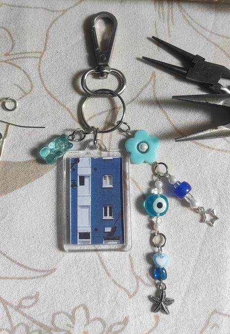 DIY Gift. DIY keychain. Photo holder keychain. Mamma Mia Gift Ideas, Diy Photo Keychain, Keychain With Photo, Friendship Keychains, Picture Keychain, Diy Friendship Bracelets Tutorial, Bracelets Tutorial, Photo Keyrings, Handmade Keychains